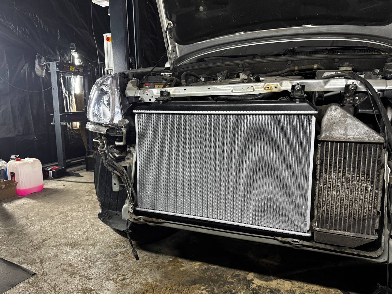 New radiator installed in a vehicle at the VelaroAuto workshop