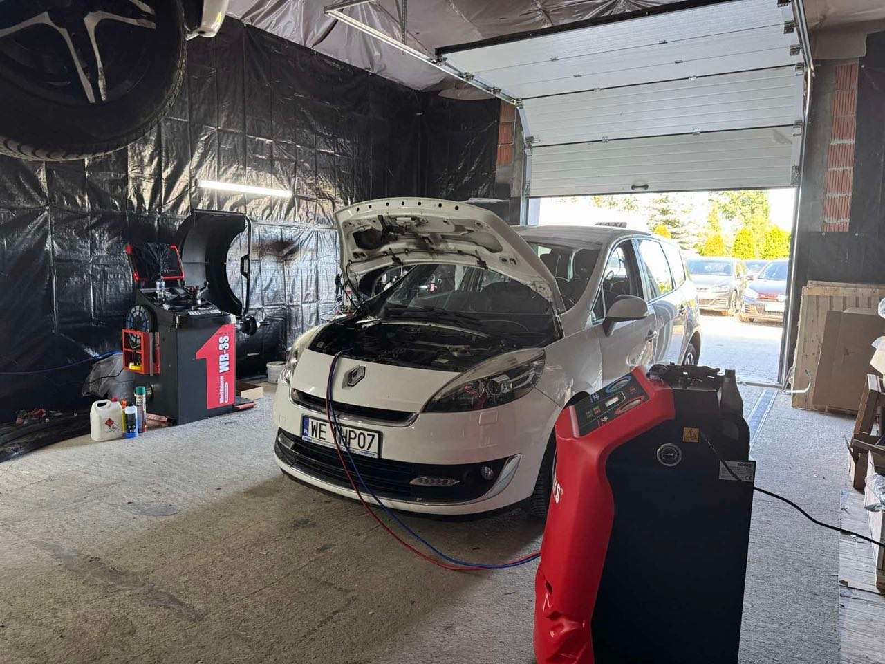 A/C refill service in the VelaroAuto workshop